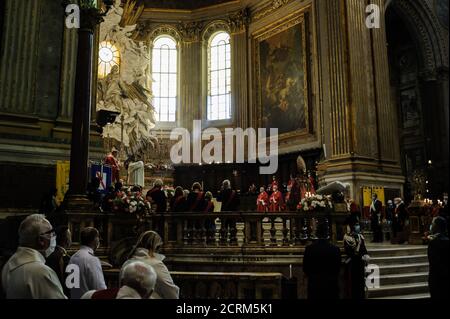 19. September 2020, Neapel, Italien: NEAPEL, ITALIEN - 19. SEPTEMBER 2020 - EINE allgemeine Ansicht des Altars der Kathedrale von Neapel nach dem Wunder der Verflüssigung des Blutes des heiligen Gennaro (San Gennaro), 19. September 2020. Der Schutzpatron von Neapel, ist berühmt für das angebliche Wunder der jährlichen Verflüssigung seines Blutes an seinem Festtag 19. September, 16. Dezember und am Samstag vor dem ersten Sonntag im Mai. (Bild: © Manuel Dorati/ZUMA Wire) Stockfoto