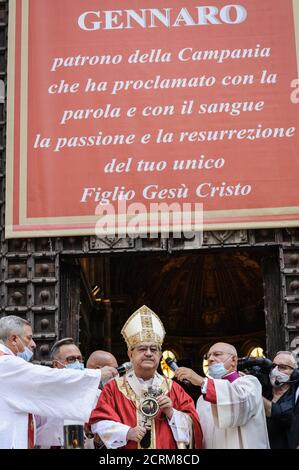 19. September 2020, Neapel, Italien: NEAPEL, ITALIEN - 19. SEPTEMBER 2020 - der Erzbischof von Neapel Crescenzio Sepe zeigt den Gläubigen am 19. September 2020 vor der Kathedrale von Neapel die Ampulle mit dem gelösten Blut des heiligen Gennaro (San Gennaro). Der Schutzpatron von Neapel, ist berühmt für das angebliche Wunder der jährlichen Verflüssigung seines Blutes an seinem Festtag 19. September, 16. Dezember und am Samstag vor dem ersten Sonntag im Mai. (Bild: © Manuel Dorati/ZUMA Wire) Stockfoto