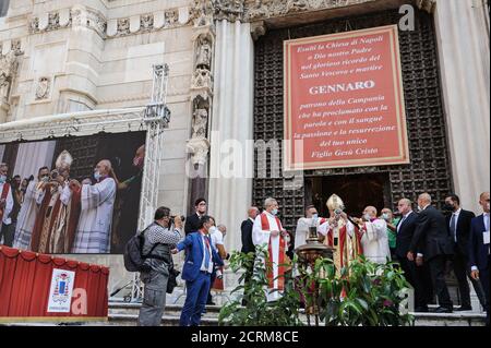 19. September 2020, Neapel, Italien: NEAPEL, ITALIEN - 19. SEPTEMBER 2020 - der Erzbischof von Neapel Crescenzio Sepe zeigt den Gläubigen am 19. September 2020 vor der Kathedrale von Neapel die Ampulle mit dem gelösten Blut des heiligen Gennaro (San Gennaro). Der Schutzpatron von Neapel, ist berühmt für das angebliche Wunder der jährlichen Verflüssigung seines Blutes an seinem Festtag 19. September, 16. Dezember und am Samstag vor dem ersten Sonntag im Mai. (Bild: © Manuel Dorati/ZUMA Wire) Stockfoto