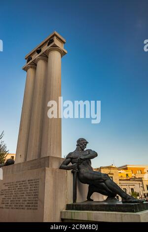 8. August 2020 - Matera, Basilicata, Italien - das Kriegsdenkmal auf der Piazza Vittorio Veneto. Der blaue Himmel an einem Sommerabend. Stockfoto