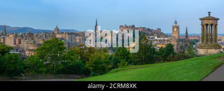 Panorama der schönen Altstadt von Edinburgh, einschließlich der Burg, wie von Calton Hill in Soft Morning Light aufgenommen Stockfoto