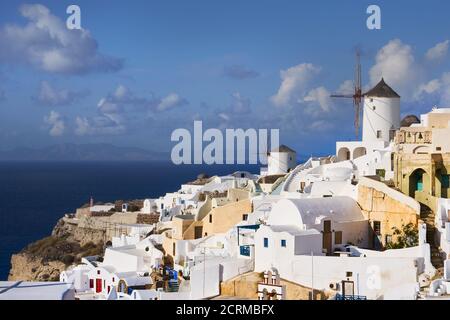 Das herrliche Panorama von einer Terrasse in Santorini, Griechenland Stockfoto