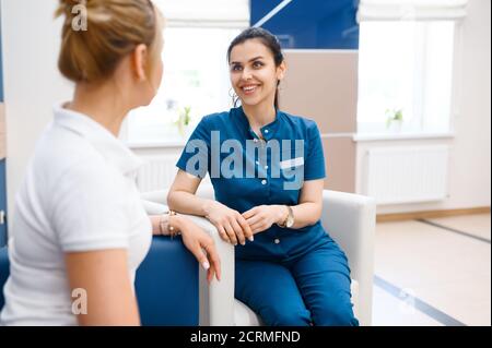 Zwei Ärztinnen sprechen in der Klinikhalle Stockfoto