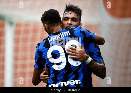 Mailand, Italien. September 2020. MAILAND, ITALIEN - 19. September 2020: Lautaro Martinez (R) vom FC Internazionale feiert mit Achraf Hakimi vom FC Internazionale ein Tor während der Vorsaison Freundschaftsspiel zwischen FC Internazionale und Pisa SC. FC Internazionale gewann 7-0 gegen Pisa SC. (Foto von Nicolò Campo/Sipa USA) Quelle: SIPA USA/Alamy Live News Stockfoto