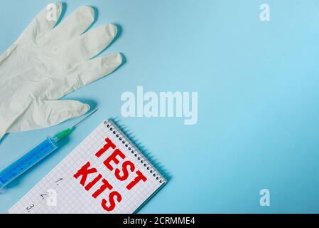 Testkits für die Handschrift von Texten. Konzeptionelle Foto-Tools verwendet, um die Anwesenheit von etwas im Körper zu erkennen Satz von medizinischen Geräten mit Notizblock Stockfoto