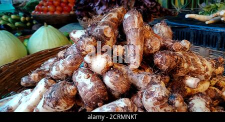 Frische braune Rübenwurzel isolieren mit Mischung Landwirtschaft produzieren Landwirte Markthintergrund. Stockfoto