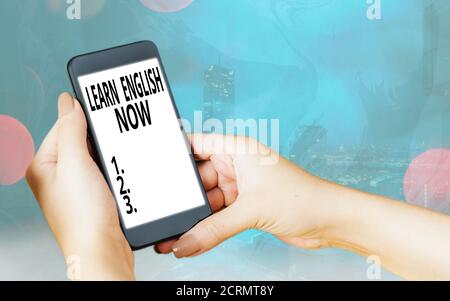 Handschriftentext Englisch lernen jetzt. Konzeptionelle Foto zu gewinnen oder erwerben Wissen und Fähigkeiten der englischen Sprache moderne Gadgets mit weißem Display-Bildschirm Stockfoto