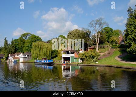 Attraktives Hotel am Fluss neben der Themse, Oxfordshire, England Stockfoto