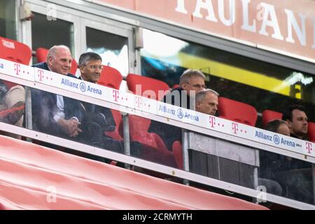 18. September 2020, Bayern, München: Fußball: Bundesliga, Bayern München - FC Schalke 04, 1. Spieltag in der Allianz Arena. Uli Hoeneß, Aufsichtsratsmitglied und Ehrenpräsident des FC Bayern (l-r), Herbert Hainer, Vereinsvorsitzender des FC Bayern, und Jochen Schneider, Vorstandsmitglied für Sport und Kommunikation des FC Schalke 04, folgen dem Spiel. Foto: Matthias Balk/dpa - WICHTIGER HINWEIS: Gemäß den Vorschriften der DFL Deutsche Fußball Liga und des DFB Deutscher Fußball-Bund ist es verboten, im Stadion und/oder aus dem fotografischen Spiel auszunutzen oder ausgenutzt zu haben Stockfoto