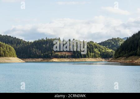 Blick auf den Zaovine See im Berg Tara Stockfoto