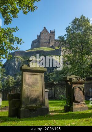 Edinburgh Castle Von Einem Alten Friedhof Aus Gesehen West End Der Stadt Stockfoto