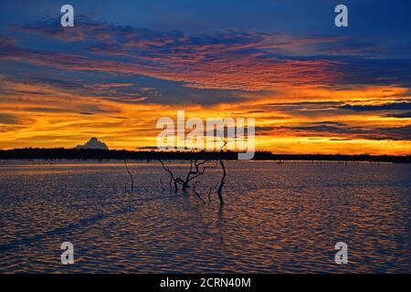 Sonnenuntergang über dem Kariba-See in Simbabwe Stockfoto