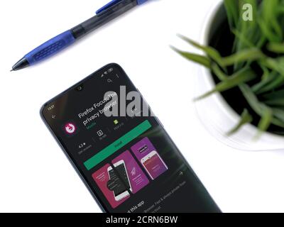 LOD, Israel - 8. Juli 2020: Moderner minimalistischer Büroarbeitsplatz mit schwarzem Smartphone mit Firefox Focus App Play Store Seite auf weißem Hintergrund Stockfoto