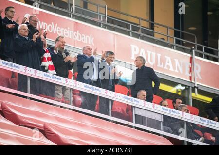 18. September 2020, Bayern, München: Fußball: Bundesliga, Bayern München - FC Schalke 04, 1. Spieltag in der Allianz Arena. Edmund Stoiber, ehemaliger CSU-Vorsitzender (vorne, l-r), Walter Mennekes, zweiter Vizepräsident des FC Bayern München, Dieter Mayer, Vizepräsident des FC Bayern München, Uli Hoeneß, Aufsichtsratsmitglied und Ehrenpräsident des FC Bayern, Herbert Hainer, Vereinspräsident des FC Bayern, applaudieren zum Schlusspfiff. In der hinteren Reihe oben (von links) applaudieren Christian Dreesen, stellvertretender Vorsitzender des FC Bayern, und Karl-Heinz Rummenigge, Vorstandsvorsitzender des FC Bayern. In Th Stockfoto