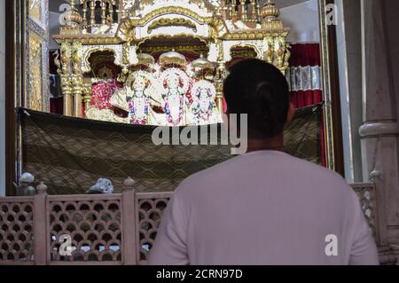 Ein Mann schaut auf gott, lord krishna, und betet Für guten Wohlstand und Gesundheit auf dem indischen Fest lord krishna Geburtszeremonie (janmastami) auf iskc Stockfoto