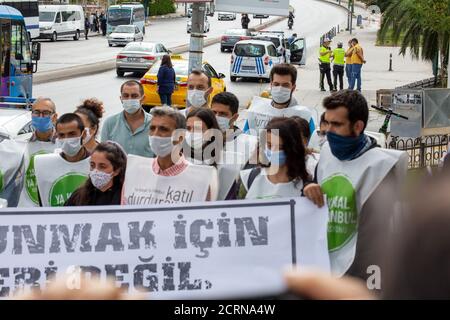 Die Polizei erlaubte nicht, dass die Wanderung zwischen den Dörfern Yenikoy und Karaburun, die zur Logistikzone des Kanals Istanbul erklärt wurden, abgehalten wurde. Stockfoto