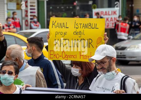 Die Polizei erlaubte nicht, dass die Wanderung zwischen den Dörfern Yenikoy und Karaburun, die zur Logistikzone des Kanals Istanbul erklärt wurden, abgehalten wurde. Stockfoto