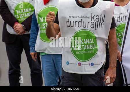 Die Polizei erlaubte nicht, dass die Wanderung zwischen den Dörfern Yenikoy und Karaburun, die zur Logistikzone des Kanals Istanbul erklärt wurden, abgehalten wurde. Stockfoto