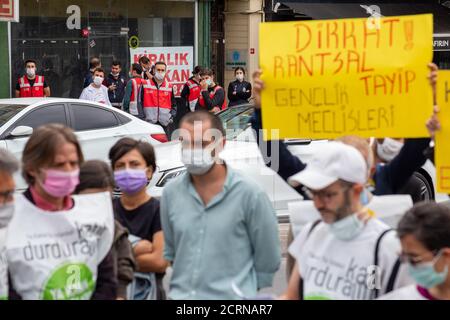 Die Polizei erlaubte nicht, dass die Wanderung zwischen den Dörfern Yenikoy und Karaburun, die zur Logistikzone des Kanals Istanbul erklärt wurden, abgehalten wurde. Stockfoto