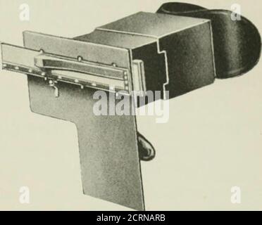 . Radiographie und Radiotherapie . Abb. 82. – benoistisches Radiometer (Hierien) Vui 83. – geschützte Vorderseite für Abb. 82. Zeigen Sie den gleichen Helligkeitsgrad wie die Silberfolie. Die Chiffre auf dieser Apertur gibt die Härte des Rohres an. Eine einfache Form des Benoist Radiometers, mit Schlitzen für Schrauben, kann befestigt werden KADIOMETERS 93. Abb. 84. – Wehnelts Krypto-Radiometer.(Siemens.) auf dem Leuchtstoffschirm; das Bleiglas, das den Bediener schützt. Wehnelts CRI/pto-Radiometer ist eine Verbesserung gegenüber den vorgenannten Funkmessgeräten. Es ist mit einem keilförmigen Aluminiumstreifen und entlang-Seite versehen Stockfoto