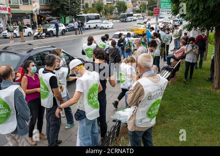 Die Polizei erlaubte nicht, dass die Wanderung zwischen den Dörfern Yenikoy und Karaburun, die zur Logistikzone des Kanals Istanbul erklärt wurden, abgehalten wurde. Stockfoto