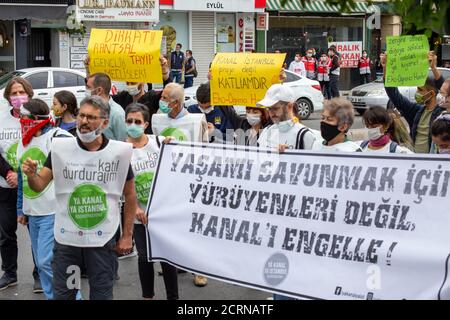 Die Polizei erlaubte nicht, dass die Wanderung zwischen den Dörfern Yenikoy und Karaburun, die zur Logistikzone des Kanals Istanbul erklärt wurden, abgehalten wurde. Stockfoto