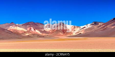 Surreale Dali Wüste, Altiplano Plateau, Atacama. Spektakuläre farbige Anden Berg. Wunderschöne trockene Wildnis Natur in Bolivien. Bergige Szene. Stockfoto