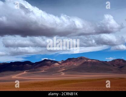 Farbige Berge von sieben Farben in der Siloli-Wüste von Uyuni, bolivianisches Altiplano, Südamerika. Montana del Cinco colores. Wunderschöne trockene Wüste Stockfoto