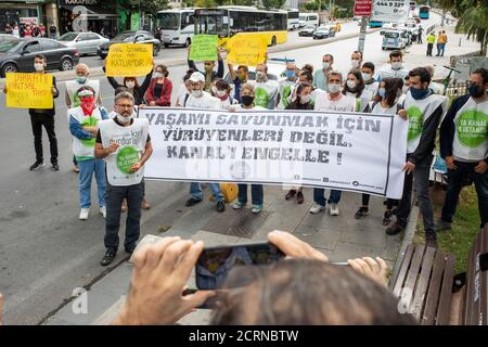 Die Polizei erlaubte nicht, dass die Wanderung zwischen den Dörfern Yenikoy und Karaburun, die zur Logistikzone des Kanals Istanbul erklärt wurden, abgehalten wurde. Stockfoto