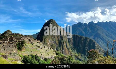 Malerisches Panorama Machu Picchu. Berühmtes historisches Wahrzeichen in Peru. Andengebirge. Huayna Picchu. Alte Stadt des Inka-Reiches. Beeindruckende Architektur Stockfoto