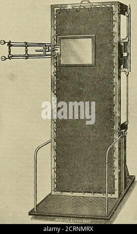 . Radiographie und Radiotherapie . ZUSAMMENKLAPPBARE LECS Abb. 93. – Grevillite kombinierte Screening-Stand und Röntgenconch. (Medical Supply Association. Kombinierte Röntgenliege und Aufrichtbildung1 Stativ. – Es gibt Bedingungen, unter denen es nicht immer möglich ist, entweder aus Platzmangel oder aus anderen Umständen, die Röntgenliege und einen separaten Siebständer zu haben; dann wird ein Gerät ähnlich den Begleitfiguren nützlich sein. Die Firma Victor hat eine Sitzbank für Untersuchungen in der Bauchlage oder in der aufrechten Position hergestellt. Es kann mit dem Patienten zusammen gekippt werden, und die Röhre bewegt sich Stockfoto