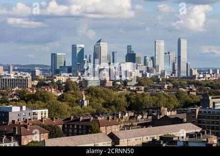 Skyline von London auf Canary Wharf, Docklands, England, Großbritannien von Tower Hamlets aus gesehen Stockfoto