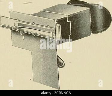 . Radiographie und Radiotherapie . 83. – geschützte Front für Ficr 82. Die Chiffre auf dieser zeigen den gleichen Grad der Helligkeit wie die Silberfolie, Öffnung zeigt die Härte des Rohres. Eine einfache Form des Benoist Radiometers, mit Schlitzen für Schrauben, können feste RADIOMETER 93 sein. Abb. 84. -Welmelts Krypto-Radiometer.(Siemens.) auf dem Leuchtstoffschirm; das Bleiglas, das letzteres bedeckt, schützt den Bediener. Wehnelts Grypto-Radiometer ist eine Verbesserung gegenüber den vorgenannten Funkmessgeräten. Es ist mit einem keilförmigen Aluminiumstreifen versehen, und entlang-Seite dieser eine flache silberne Streifen, die beide sein können Stockfoto