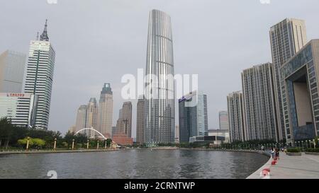 Stadtbild von Tianjin entlang des Haihe Flusses Stockfoto