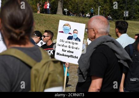 20. September 2020, Nordrhein-Westfalen, Düsseldorf: Ein Mann hält ein Schild auf den Rheinwiesen, vor einer Demonstration gegen die Maßnahmen zur Bekämpfung der Ausbreitung des Coronavirus. Foto: Roberto Pfeil/dpa Stockfoto