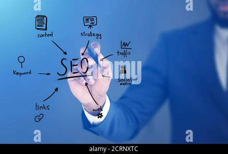 African Seo Specialist Drawing Web Content Optimization Scheme, Blauer Hintergrund Stockfoto