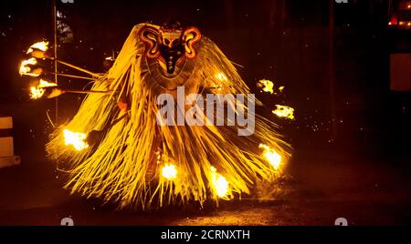 Agni Bhairavan Thira - Ritualkunstform von Kerala, Thrirra oder Theyyam thira ist ein ritueller Tanz, der in 'Kaavu' (Hain)& Tempeln des Kerala, Indien, durchgeführt wird Stockfoto