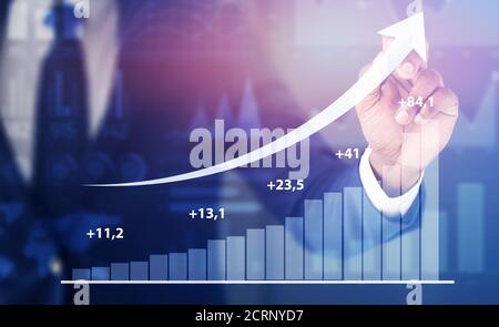 Kurzer Mann in Anzug berühren interaktive Marketing-Schema Stockfoto