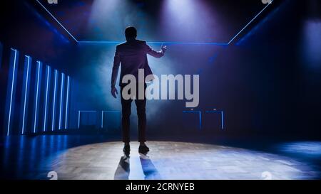 Der berühmte Entertainer steht auf der Bühne, begrüßt das Publikum, beginnt mit der Performance. Gründer des Software-Unternehmens, Tech Marketing Guru Making a Pitch, Präsentation Stockfoto