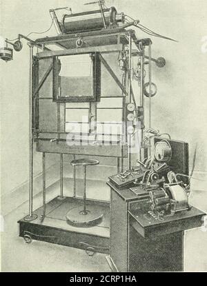 . Radiographie, Röntgentherapeutika und Radiumtherapie . PLATTE XXXII. – bösartige Erkrankungen des Chkst. «, sekundäre Ablagerungen von Sarkom in Mediastinum und Lunge. b, Lympho-Sarkom von Mediastinum, erstreckt sich nach außen von der Wurzel der Lunge in Richtung der Peripherie. c, sekundäre Ablagerungen von Krebs mit mediastinalen Drüsen, Lungensubstanz, und Pleura ; die Zwerchfellflächen der rechten Lunge und der Leber sind ebenfalls beteiligt. EXAMIXATION DES THORAX 189-Tuches und sogar die Vorderseite der Röntgenbox müssen mit einem Opaquecloth abgedeckt werden, wenn zuverlässige Beobachtungen gemacht werden sollen. Diese Vorsichtsmaßnahmen getroffen, Th Stockfoto