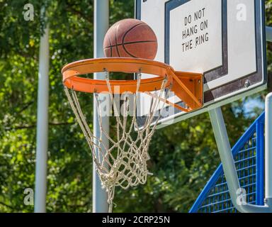 Ball durch einen Basketballkorb. Stockfoto