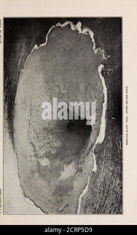 . Radioaktivität der Thermalwasser des Yellowstone National Park . Becken die Gewässer sind siliceous (einige alkalisch, einige Säure), das gelöste Material aus dem Rhyolit, von dem das Park Plateau ist largelyformed abgeleitet. In beiden Klassen von Ablagerungen wurde Radium nachgewiesen. Die Lagerstätten von Travertin bei Mammoth Hot Springs enthalten erhebliche Mengen an Radiumin. Die Aktivität des Rückstands, der durch Verdampfen des Wassers gewonnen wird, ist etwa die Hälfte der Ablagerungen, was zeigt, dass sich das radioaktive Material weitgehend mit den Komponenten ablagert, die zuerst aus der Lösung kommen. Diese Tatsache allein würde accou Stockfoto