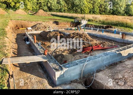 Einfamilienhaus im Bau. gründung eines Einfamilienhauses aus verlorener Schalung. Abend auf der Baustelle. Stockfoto