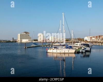 Cardiff Bay mit dem St. David's Hotel Cardiff im Hintergrund. Cardiff, Wales, Großbritannien Stockfoto