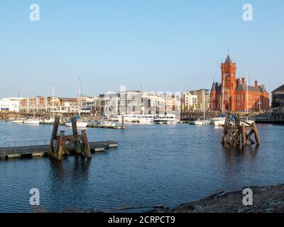 Cardiff Bay mit dem Pierhead Building The Senedd The Welsh Assembly und Wales Millennium Centre, Cardiff Bay, Cardiff, Wales, Großbritannien. Stockfoto