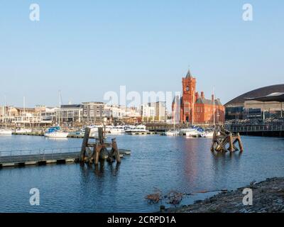 Cardiff Bay mit dem Pierhead Building The Senedd The Welsh Assembly und Wales Millennium Centre, Cardiff Bay, Cardiff, Wales, Großbritannien. Stockfoto