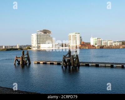 Cardiff Bay mit dem St. David's Hotel Cardiff im Hintergrund. Cardiff, Wales, Großbritannien Stockfoto