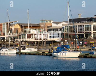 Cardiff Bay mit dem Mermaid Quay im Hintergrund. Cardiff, Wales, Großbritannien Stockfoto