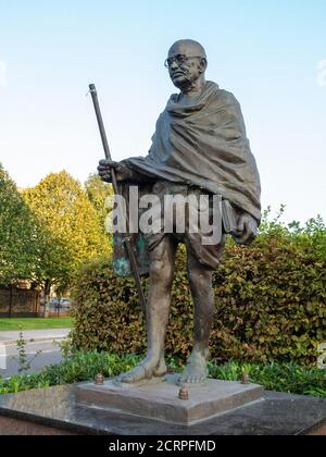 Bronzestatue von Mahatma Gandhi, von RAM und Anil Sutar. Cardiff Bay, Cardiff, South Wales, Großbritannien. Stockfoto