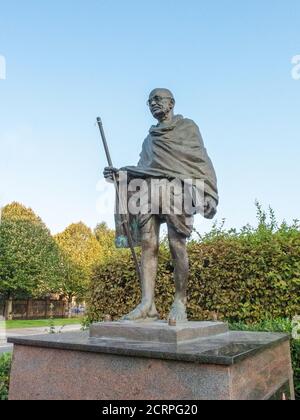 Bronzestatue von Mahatma Gandhi, von RAM und Anil Sutar. Cardiff Bay, Cardiff, South Wales, Großbritannien. Stockfoto